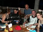 Las dos mujeres que aparecen con Stephen Hawking son sus cuidadoras y no fue tomada en la isla de Jeffrey Epstein, dice su familia