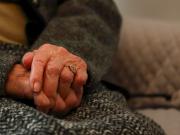 La longevidad extrema expone la fragilidad del sistema de cuidados