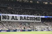 “No al racismo” y “respect”: las banderas de los hinchas del Real Madrid ante Benfica