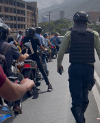 Retienen 40 motos por circular por el elevado de Pariata