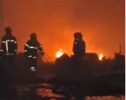 Voraz incendio consumió más del 70 % de una empresa recicladora en Flor Amarillo (+Video)