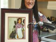 La violaron y le cortaron los brazos a los 15 años: la estremecedora historia de la artista que pintó más de 4.000 obras tras sobrevivir a lo peor