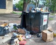 Una postal que genera preocupación /Basura en las calles: vecinos del Cerro debaten entre responsabilidades y soluciones
