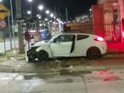 Conductor a exceso de velocidad arrasó con señalética, luminarias y un grifo en Punta Arenas