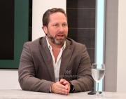 Buscan forma de pagar deudas sin parar las obras