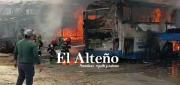 INCENDIO CONSUME AL MENOS SEIS FLOTAS EN UN TALLER CERCANO A LA NUEVA TERMINAL DE ORURO