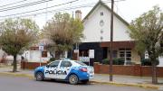 Un policía le sacó el arma reglamentaria a su pareja y la golpeó violentamente: fue acusado