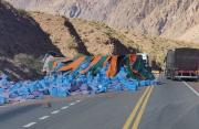 Cámara testigo: volcó un camión en alta montaña y cortaron el tránsito en una calzada