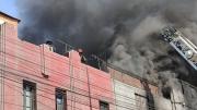 Incendio incontrolable a una cuadra del Hospital Almenara: reportan un bombero herido y dos mujeres afectadas por humo