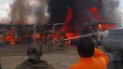 Incendio destruye cinco autobuses en un taller mecánico de Oruro