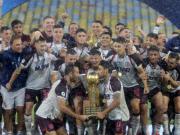 Lanús, campeón épico de la Recopa Sudamericana: le ganó en el final del alargue a Flamengo y festejó bajo la lluvia en el Maracaná