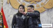 Hija de Kim Jong-un acude a desfile militar y refuerza perfil de posible sucesora en Corea del Norte