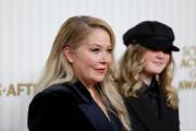 Christina Applegate dice que permanece en cama en gran medida debido a la esclerosis múltiple