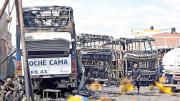 Cinco buses se incendian en taller mecánico de Oruro