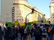 Caos e incidentes en la 9 de Julio en una protesta por la reforma laboral: la Policía avanza sobre los manifestantes e intenta liberar el tránsito