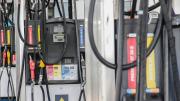 Precios de los combustibles: informe de referencia de Ursea da una baja en las naftas y el gasoil