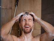 Ducharte de noche en vez de a la mañana: lo que dice la psicología sobre tu forma de vivir las rutinas