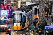 El descarrilamiento de un tranvía dejó dos muertos y decenas de heridos en Milán