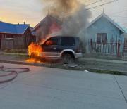 Fuego consume vehículo en la Población Archipiélago de Chiloé al sur de Punta Arenas