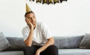 Qué significa tomarse el cumpleaños como un día más, según la psicología