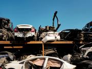 Un hombre murió aplastado adentro de un auto mientras estaba en un desguace