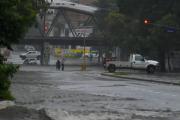 Temporal en Tucumán: árboles caídos y calles anegadas tras la madrugada de lluvias
