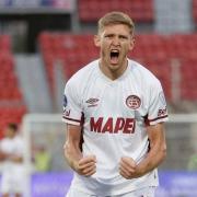 Castillo no para de gritar goles pero al Lobo no le queda nada de su pase