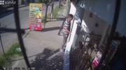Un ladrón quedó filmado intentando robar en el frente de una casa y terminó recibiendo una golpiza