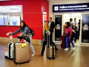 La salida de dólares por turismo no baja: en enero se fueron US$ 1.228 millones