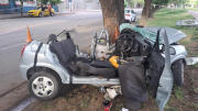 Tragedia en Córdoba: chocaron contra un árbol, el auto se desintegró y hay dos muertos
