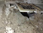 Adulta clama por auxilio ante filtraciones que socavan su apartamento