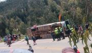 Accidente fatal deja tres fallecidos tras el vuelco de un bus en Sucre