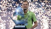 Daniil Medvedev gana su segundo título en Dubai, rompe increíble marca y sufre por el conflicto en Irán