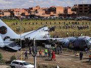 La gente se quiere llevar todo el dinero: el video de los disturbios y manguerazos de agua tras la caída de un avión que transportaba billetes en Bolivia