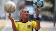 El hincha ecuatoriano Cascarita, de 71 años, ya tiene visa para el Mundial en EE. UU.