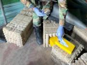 Hallan 50 paquetes de cocaína ocultos entre maples de huevo