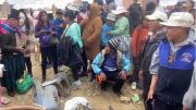 Accidente aéreo: policía deja el lugar y la gente escarba la tierra en busca del dinero