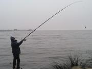 La salida de pesca de un hombre con su hijo de 11 años que terminó en una muerte absurda en Quilmes