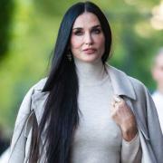 En video: Demi Moore sorprende en el desfile de Gucci con su look