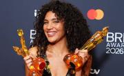 Olivia Dean arrasa en gala de los BRIT Awards 2026