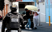 Militares mexicanos resguardan la funeraria donde es velado El Mencho