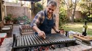 Frotar un corcho por la parrilla antes del asado: por qué hacerlo y para qué sirve