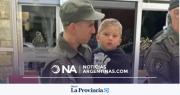 Nahuel Gallo llegó a Argentina y fue recibido por su esposa e hijo