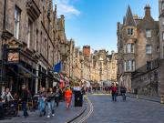 Alerta en Edimburgo: un hombre armado con cuchillos siembra el pánico en una zona residencial