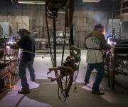 La manufactura creció y los costos de insumos se dispararon antes del ataque a Irán