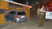 Impactante choque en Renca deja dos lesionados: Auto terminó incrustado en un cité y conductor se dio a la fuga