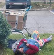 Dueña de Florería Sarmiento denuncia ocupación de su frontis tras cambio de albergue