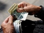 A pesar del ruido externo, bajaron el riesgo país y el dólar y el Central siguió su racha compradora