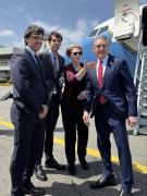 Doug Burgum, secretario del Interior de EE.UU., llega a Caracas para fortalecer el sector energético