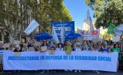 Jubilados protestan de nuevo contra el Gobierno frente a un Congreso vallado